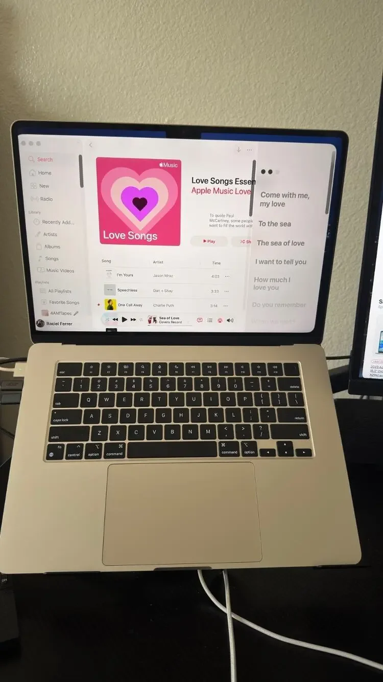 Apple MacBook Air 15in M3 2024 256GB 8GB Ram Starligh Excellent